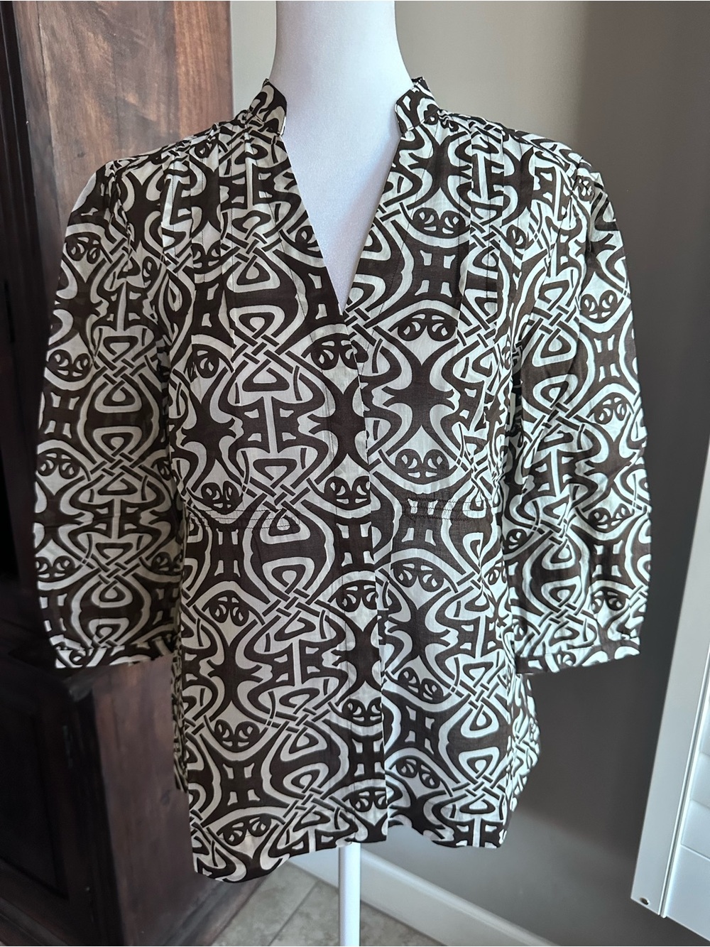 Ann Taylor Brown & White Geometric Button-Down Shirt